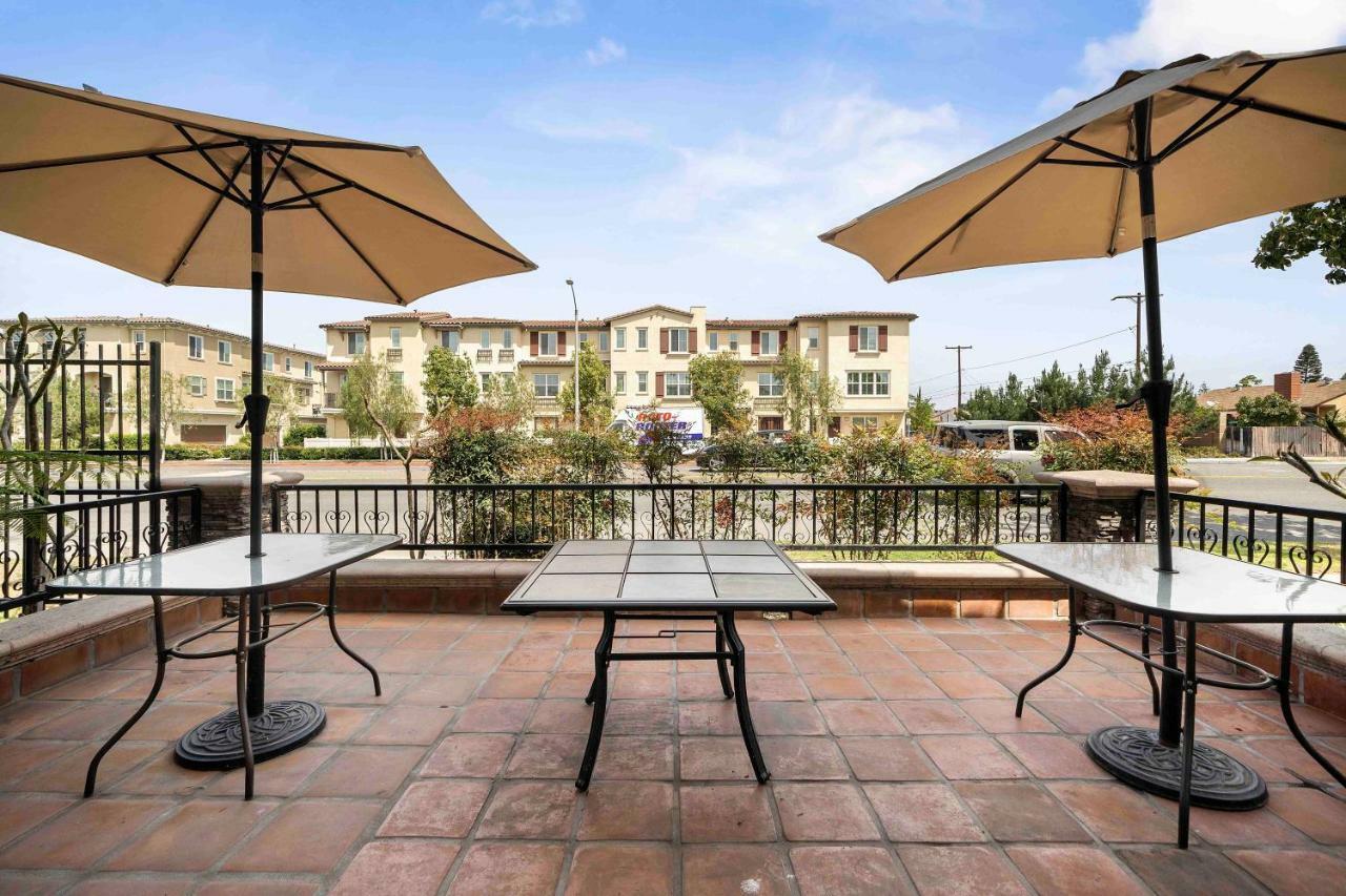The Lemon Tree Hotel Anaheim Bagian luar foto